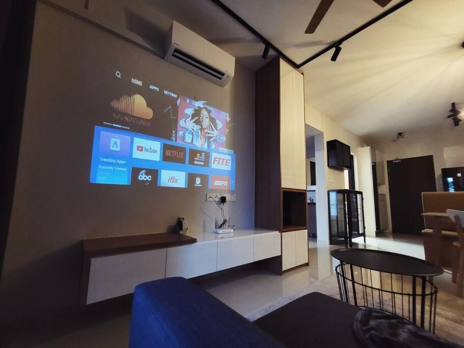 Luxury Private Cinema Experience - Free Parking Apartment *