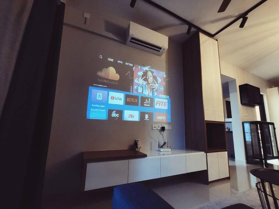 Luxury Private Cinema Experience - Free Parking Apartment *